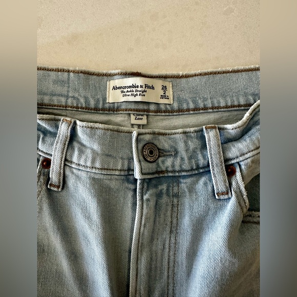 Abercrombie Ankle Straight Ultra High Rise Jean - Picture 3 of 4